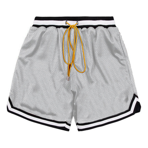 Shorts de basketball classiques imprimés, brillants, respirants, personnalisables, brodés pour hommes avec poches - Product Image 1