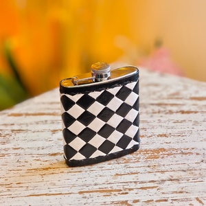 Los frascos de cadera de cuero genuino Venus, de lujo, mini, a cuadros negros, resistentes, portátiles, con clip de bolsillo y ligeros, estaban muy vendidos. - Product Image 2