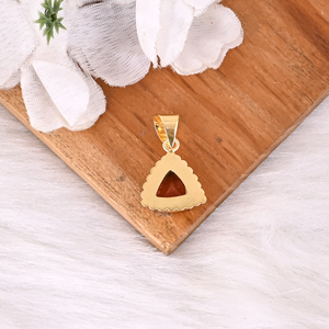 Pendentif triangle en cornaline naturelle en laiton plaqué or 25 mm |   Charme de bijoux minimalistes tendance avec pierres précieuses - Product Image 5