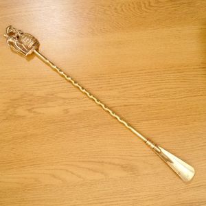 Exclusivo Calzador de Latón con Acabado Decorativo, Ideal para Uso Doméstico y como Elegante Accesorio para el Cuidado del Calzado - Product Image 5