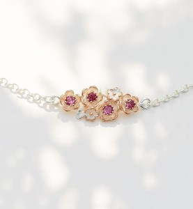 สร้อยข้อมือรูปดอกไม้สีชมพูประดับทับทิม ออกแบบมาเพื่อความสง่างามอันละเอียดอ่อน แสงสีชมพูอ่อนละมุน สวยงามเหนือกาลเวลา เครื่องประดับสำหรับผู้หญิง ชุบทอง - Product Image 1