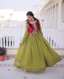 Nuevas y exclusivas colecciones de vestidos Anarkali para bodas y festivales indios, con bordados de lentejuelas en terciopelo y koti. - Product Image 1