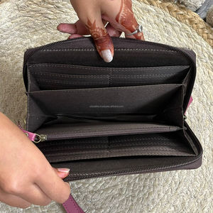 Pochette vintage pour femme en cuir de vachette artisanal de créateur, avec plusieurs emplacements pour cartes, fermeture éclair et dragonne amovible - Product Image 6