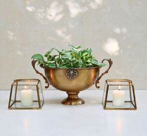 The <b>lantern</b> comes with a sturdy metal handle on top that not only allows you to carry it around easily but also - Product Image 6