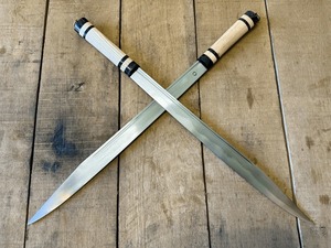 Nouveau Couteau Viking Long de Marque Haut de Gamme, Forgé à la Main en Acier Carbone 1095, Lame de 21 Pouces, Manche en Bois de Frêne, Couteau de Survie Polyvalent - Product Image 4