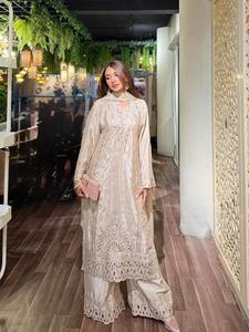 Traje Tradicional de Fiesta en Seda Chinon con Bordado de Lentejuelas y Perforaciones, Top con Cuello en V y Sharara con Dupatta - Product Image 1