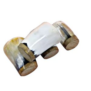 Verre à shot en corne de Viking, base en bois naturel artisanale, croissant personnalisé - Product Image 1