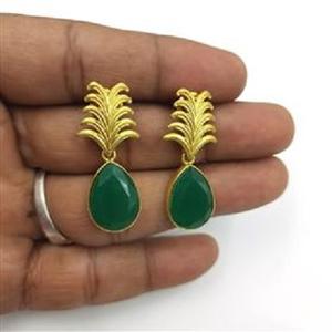 Boucles d'oreilles en argent plaqué or 18 carats avec pierre précieuse en onyx vert en forme de poire, vente en gros, boucles d'oreilles en onyx vert au design tendance - Product Image 2