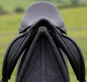 Selle d'équitation professionnelle anglaise en cuir ultra-doux, légère, homologuée pour le saut d'obstacles, tailles et designs personnalisables - Product Image 4