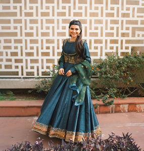 Anarkali Salwar Kameez indien tendance, simple et naturel, pour femme, en tissu résille long et lourd, brodé avec des pierres, idéal pour les mariages et les fêtes. - Product Image 1