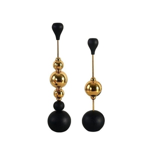 Impresionantes candelabros cónicos esculturales con esferas negras mate apiladas y bolas doradas brillantes, decoración moderna de lujo. - Product Image 1