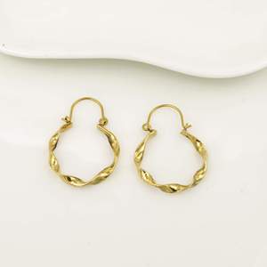Boucles d'oreilles créoles en laiton plaqué or, design torsadé, style punk unisexe, bijoux de mode pour occasions chrétiennes et fêtes - Product Image 2