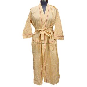 ชุดกิโมโนผ้าฝ้ายพิมพ์ลายดอกไม้สีเหลืองสวยงาม คอวี ปิดด้วยเข็มขัด ยาวเต็มตัว เนื้อผ้านุ่ม ระบายอากาศได้ดี มีสินค้าพร้อมส่ง - Product Image 1