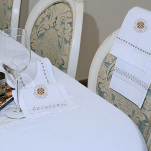 Decorative Pop Art placemat embroidered with modern border details, enhancing creative <b>table</b> arrangements. - Product Image 1