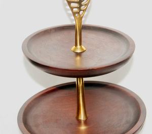 Support à gâteau à 2 niveaux en aluminium et bois de manguier sculpté à la main Fabricant de gros Vente directe d'usine - Product Image 3