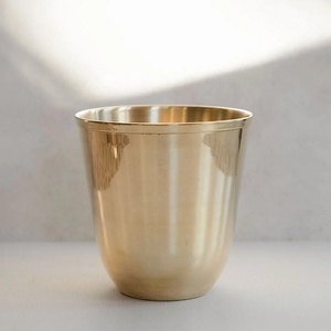 Vase en métal doré avec un design élégant et évasé pour des arrangements floraux saisissants et une décoration de table contemporaine - Product Image 4