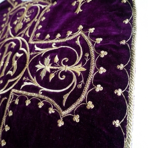 Fournisseur de vêtements liturgiques personnalisables : Chasuble ornée en velours violet avec broderie en fil d'or épais pour l'église - Product Image 2