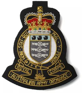 ตราสัญลักษณ์กองทัพประดิษฐ์ด้วยมือคุณภาพสูง ปักดิ้นทองรูปโล่และมงกุฎ - Product Image 1