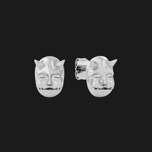 Pendientes de tuerca con bisel de cara de diablo en tono plateado pulido, joyería moderna y atrevida de estilo hip hop para regalo de aniversario - Product Image 1