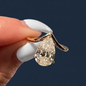 Anillo de Compromiso con Diamante Cultivado en Laboratorio de Corte Pera de 6.00 CT, Certificado IGI, VS2, Color F, Oro de 14K con Baño de Rodio - Product Image 1