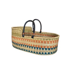 Cesta cambiador de mimbre artesanal con diseño naranja y azul oscuro, integrada con cesta cambiador de ratán para bebé y correas. - Product Image 3