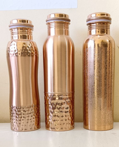 Elegante botella de cobre ideal para entusiastas del yoga, que ofrece beneficios ayurvédicos para la salud y es de la marca Blossom Craft. - Product Image 6