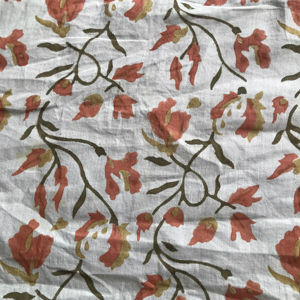 Tela 100% Algodón Estampada a Mano con Diseño Floral de Coral sobre Base Blanca |   Venta al por Mayor en Jaipur - Product Image 1
