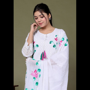 Elegante Conjunto Tradicional de Kurta de Algodón Blanco con Motivos Florales Pintados a Mano y Dupatta con Detalles de Encaje para Bodas Elegantes y Eventos Étnicos - Product Image 1