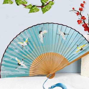 Éventail pliant artisanal en bambou naturel, motif floral bleu et blanc, design artistique pour collection, décoration de mariage, cadeau - Product Image 3