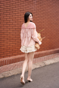 เสื้อผู้หญิงสีชมพูสไตล์วินเทจลำลองลายดอกไม้ผ้าชีฟองแขนบอลลูนคอวีลูกไม้โปร่งลายแจ็คการ์ดโรแมนติกสำหรับผู้หญิง ARABELL - Product Image 3