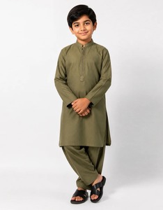 Conjunto de Kurta Tradicional de Alta Calidad para Niños, Color Verde Oliva, Corte Regular, Largo hasta el Tobillo, Estilo India-Pakistán - Product Image 4