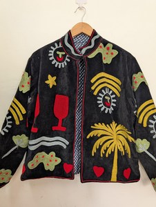 Chaqueta de terciopelo con bordado Suzani, estilo bohemio floral, de colores intensos, artesanal, para ocasiones festivas. - Product Image 3