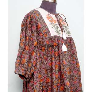 Fabricant et exportateur de robes longues à imprimé floral, robes maxi, robes de soirée à col fermé en coton pour femmes, en provenance d'Inde - Product Image 5