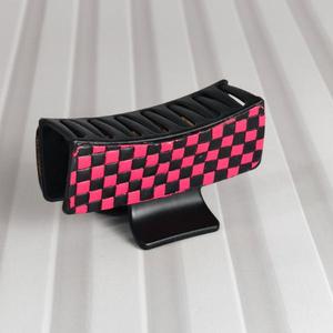Pince à cheveux en cuir avec motif damier rouge et noir, accessoire de mode pour femmes - Product Image 3