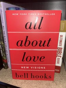 Tout sur l'amour par Bell Hooks, livre broché sur l'autofamilleurisme et la psychologie des relations - Product Image 1