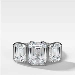 Bague de fiançailles moderne en or massif 10K 14K 18K avec trois diamants de laboratoire taille émeraude de 3 carats sertis clos, idéale pour une demande en mariage ou un mariage - Product Image 3