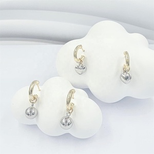 Aretes de Aro de Latón Duradero Chapados en Oro de 14K de Última Moda 2024 con Engaste de Garra en Forma de Círculo para Fiestas de Mujeres - Product Image 5