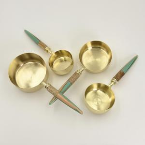 Tasses à mesurer en acier inoxydable avec poignée en résine au design élégant, parfaites pour la cuisine et la pâtisserie, ensemble de 4 pièces - Product Image 4