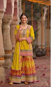 Nouvel ensemble de costume Sharara pakistanais en soie chinon lourde avec travail de sequins chinois, par un créateur - Product Image 4