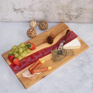 Tabla de Cortar de Madera Premium con Resina Epoxi Roja y Diseño de Vetas Naturales para Servir en la Cocina y Preparar Alimentos - Product Image 3