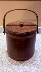 Cubo de hielo vintage de madera con tapa y asa metálica, perfecto para decoración de bares en casa, fiestas y exhibición en mesas rústicas, procedente de la India. - Product Image 3