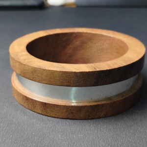 Bracelet en bois bicolore moderne avec incrustation en métal argenté poli - Bracelet géométrique en bois durable - Minimaliste et écologique - Product Image 5