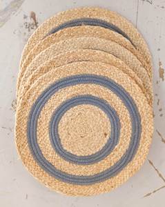 Salvamantel redondo de yute trenzado sostenible con borde gris soleado. Tapete de fibra natural que protege las mesas al tiempo que realza la experiencia gastronómica. - Product Image 5