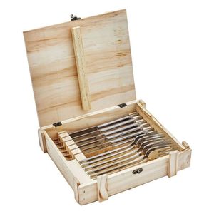 Ensemble de couverts argentés avec couteau et fourchette à steak, manches métalliques assortis, dans une boîte en bois brun clair, pour la mise en place sur la table à dîner - Product Image 4