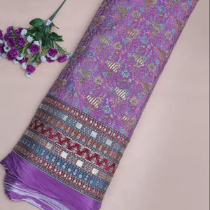 Tela de crepé natural con estampado floral de lavanda púrpura y borde ornamental pesado, material para vestido Kurti, prenda étnica. - Product Image 1