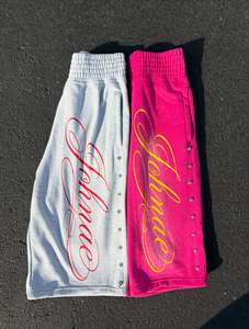 Shorts longs décontractés pour homme, 100% coton éponge, couleur unie, effet délavé soleil, avec cordon de serrage, taille élastique, grammage lourd, imprimé sérigraphié, effet vieilli sur le devant - Product Image 2