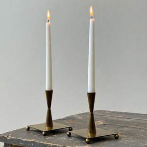 Juego de Portavelas Cuadrados con Base Cónica, Candelabros Antiguos con Base Acanalada, Hechos a Mano, Elegantes y Tradicionales para Bodas y Pascua - Product Image 1