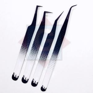 Pinces à extensions de cils de qualité supérieure avec pointe acérée à 90 degrés, testées à la main pour une durabilité accrue - Product Image 1