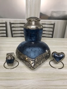 Urne funéraire en laiton de qualité supérieure pour adultes, avec un design personnalisé de nuages bleus, fabriquée à la main, style traditionnel moderne, pour les cendres humaines - Product Image 6
