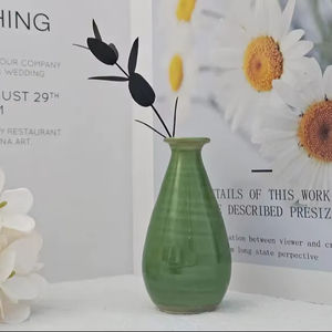 แจกันเซรามิกตกแต่งระดับพรีเมียม สีเขียวเงางาม ดีไซน์โค้งมนเรียบหรู เหมาะสำหรับตกแต่งโต๊ะบ้านอย่างมีสไตล์ - Product Image 1